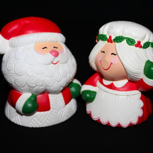 Christmas Salt and Pepper Shakers | Hallmark Santa and Mrs. Claus Shakers - Picture 5 of 14